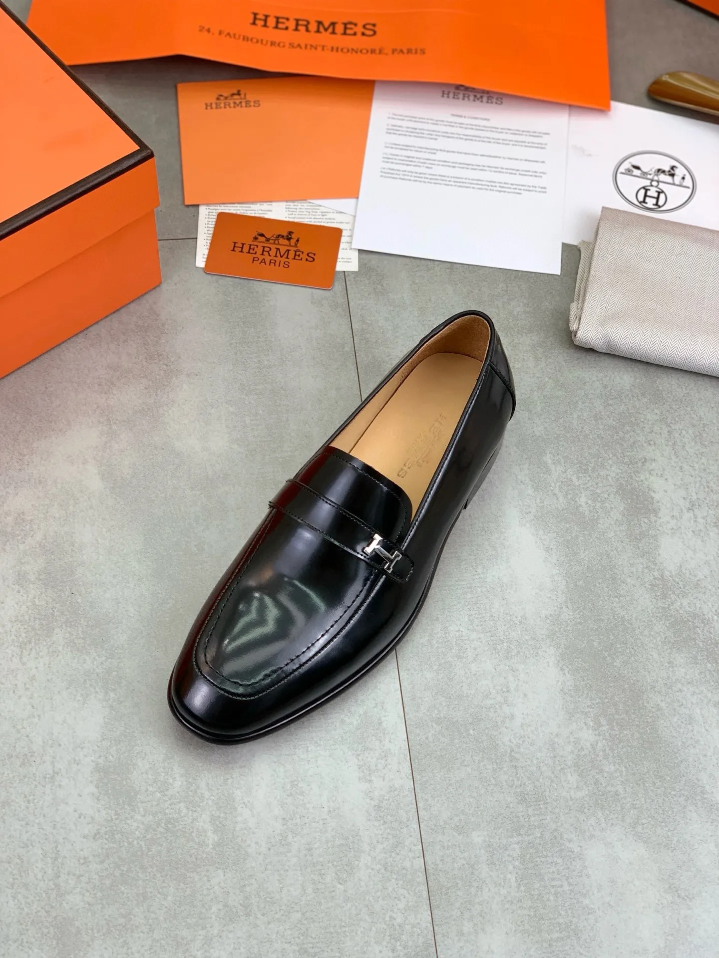 Factory price P960 💰Top version 💎💎💎 Original leather outsole Brand: Hermès (Hermès) Standard code: Men's size 39-44 (38, 45 can be customized) Grade: Same as the official website Original quality materials: Original soft calfskin Water-dyed cowhide lining Original Italian leather outsole Style categories: Men's fashion Formal casual leather shoes Slip-on men's shoes series Young fashion European and American trends, British style, colors: multiple options, counter packaging